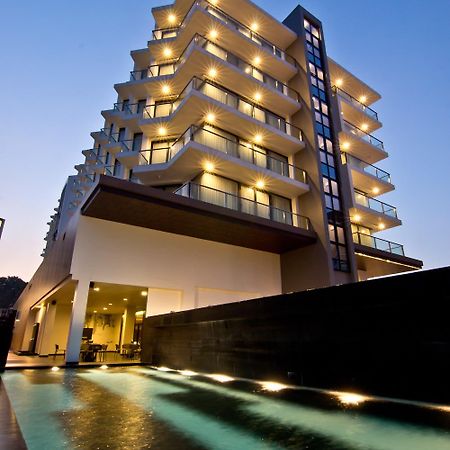 Tsix5 Quarter Hotel Pattaya Buitenkant foto