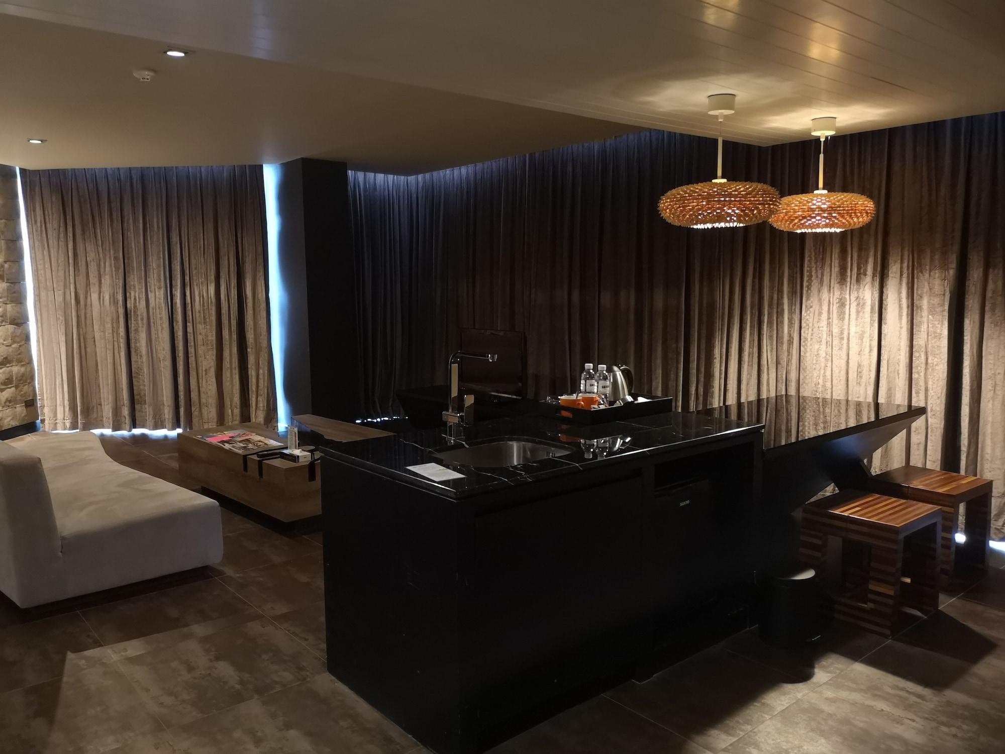 Tsix5 Quarter Hotel Pattaya Buitenkant foto