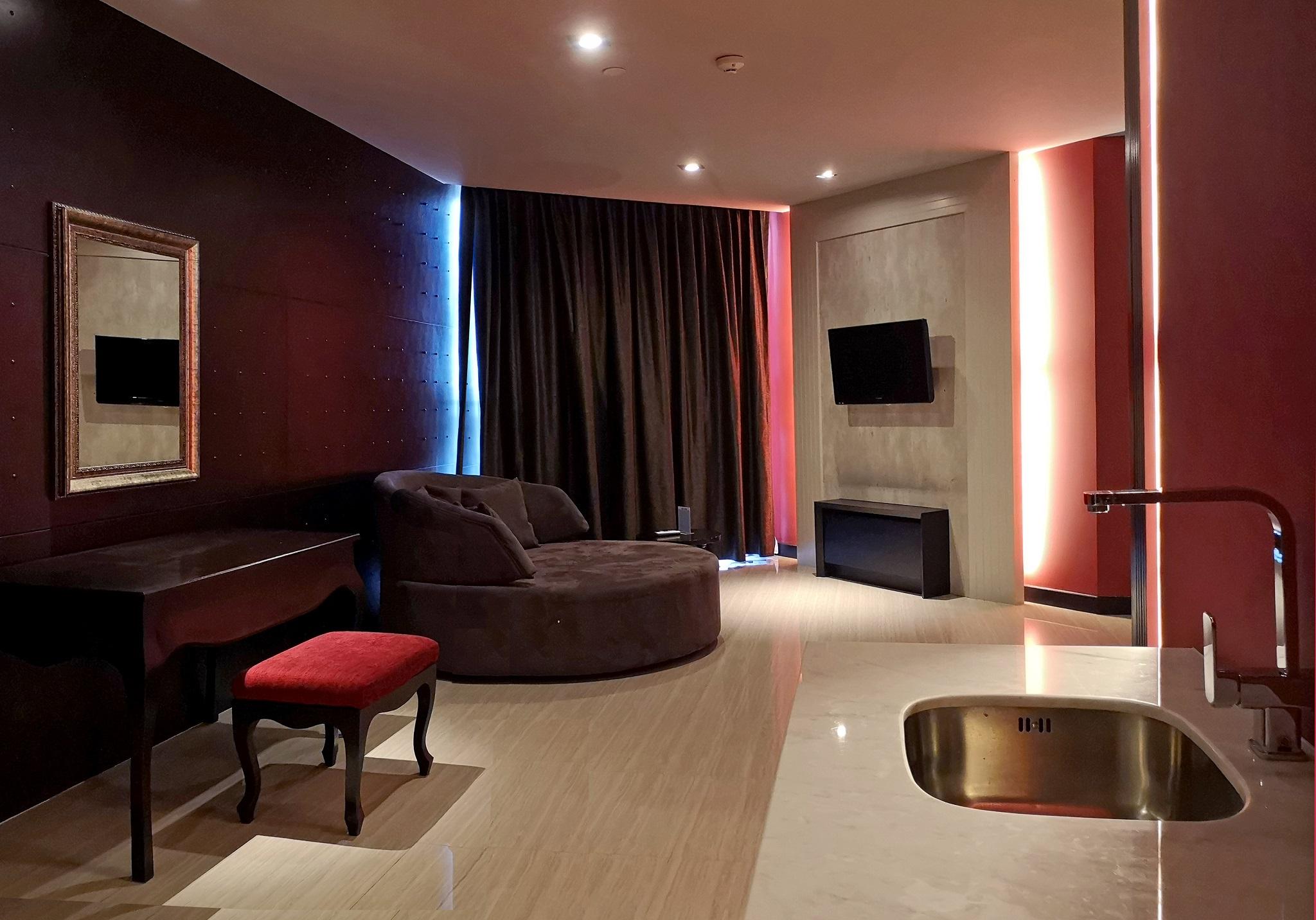 Tsix5 Quarter Hotel Pattaya Buitenkant foto