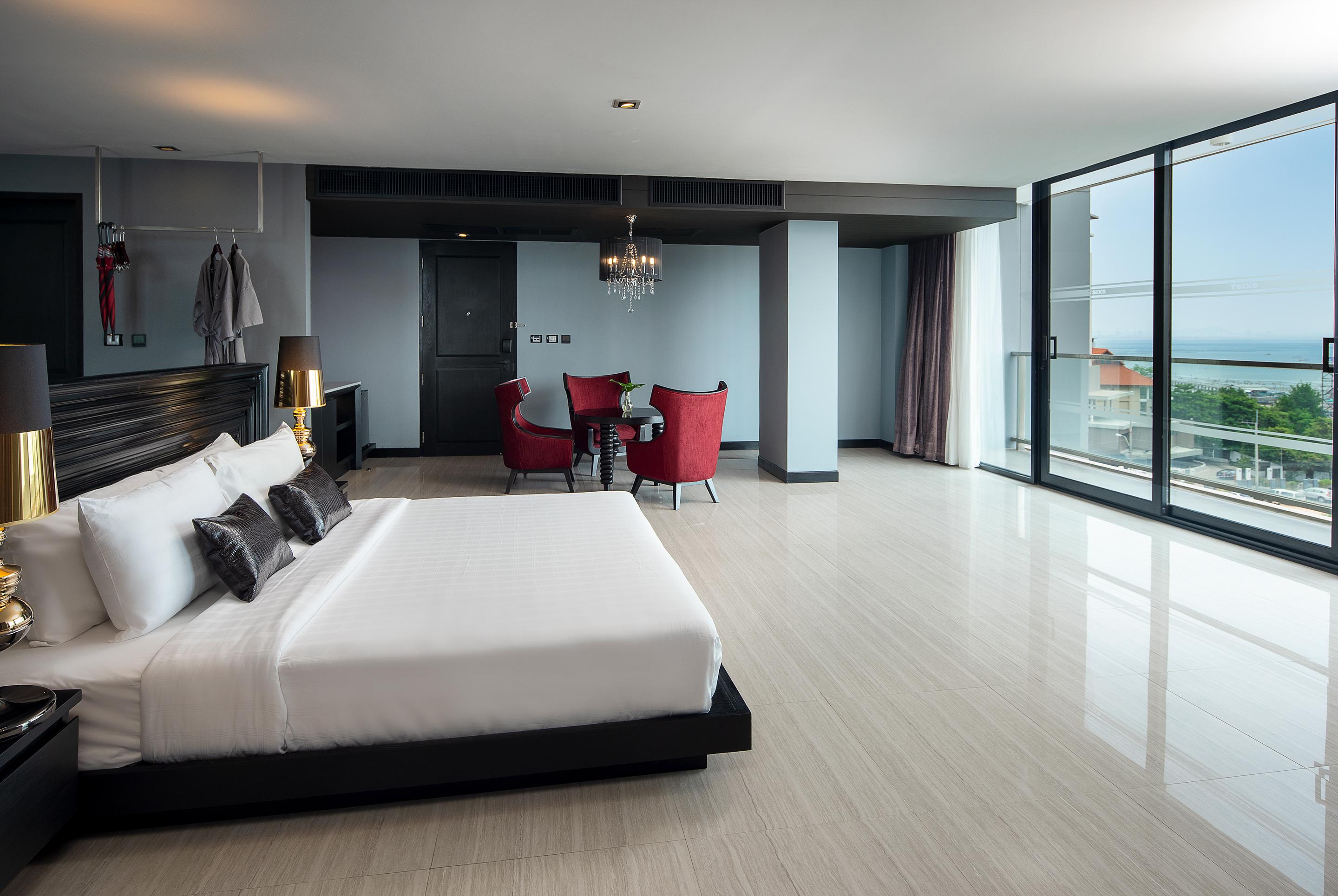 Tsix5 Quarter Hotel Pattaya Buitenkant foto