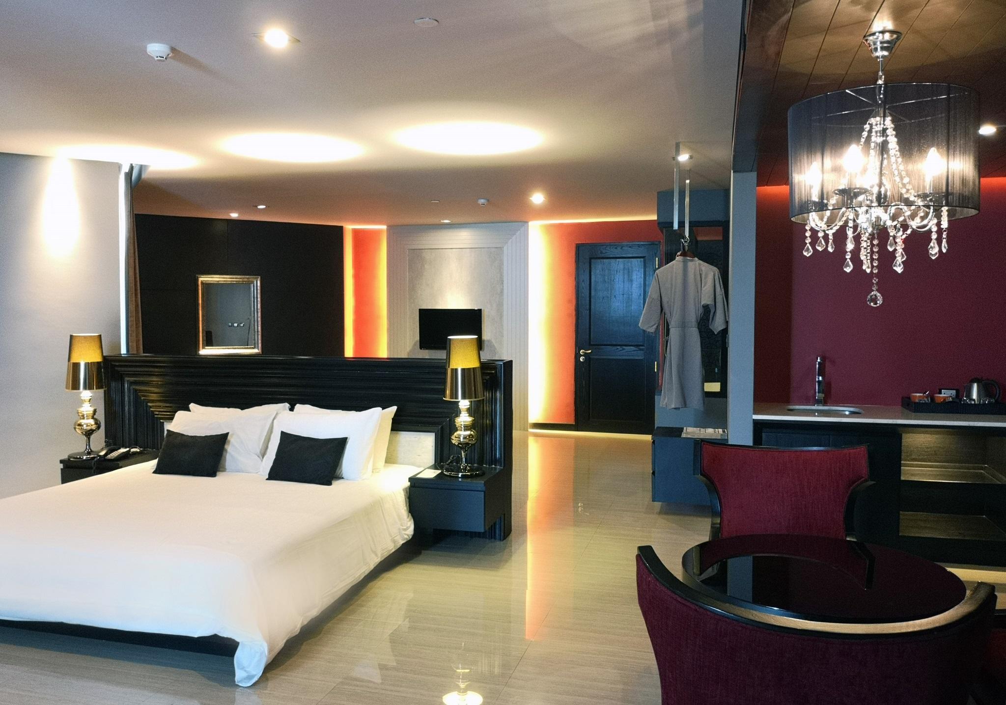 Tsix5 Quarter Hotel Pattaya Buitenkant foto