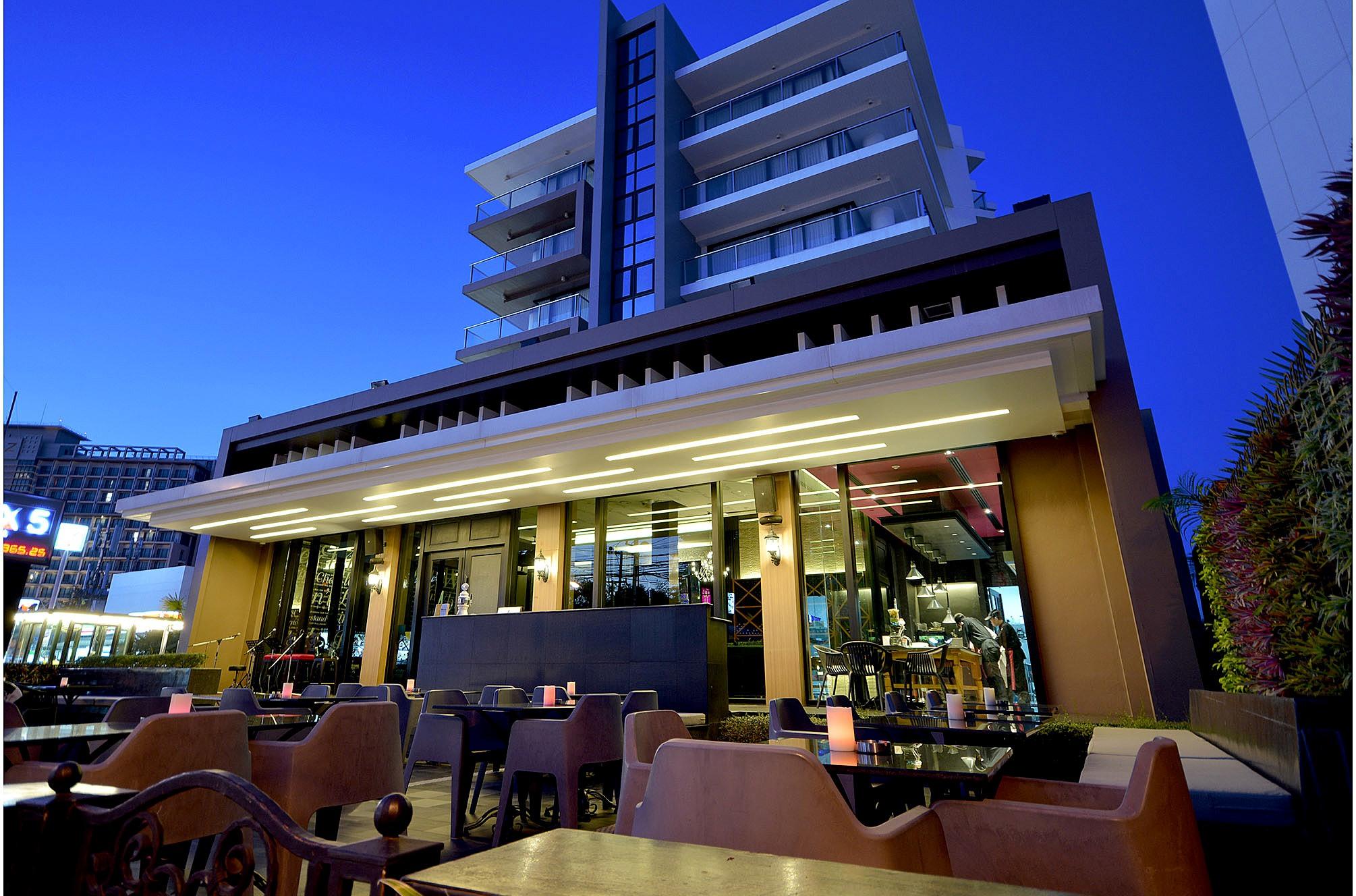 Tsix5 Quarter Hotel Pattaya Buitenkant foto