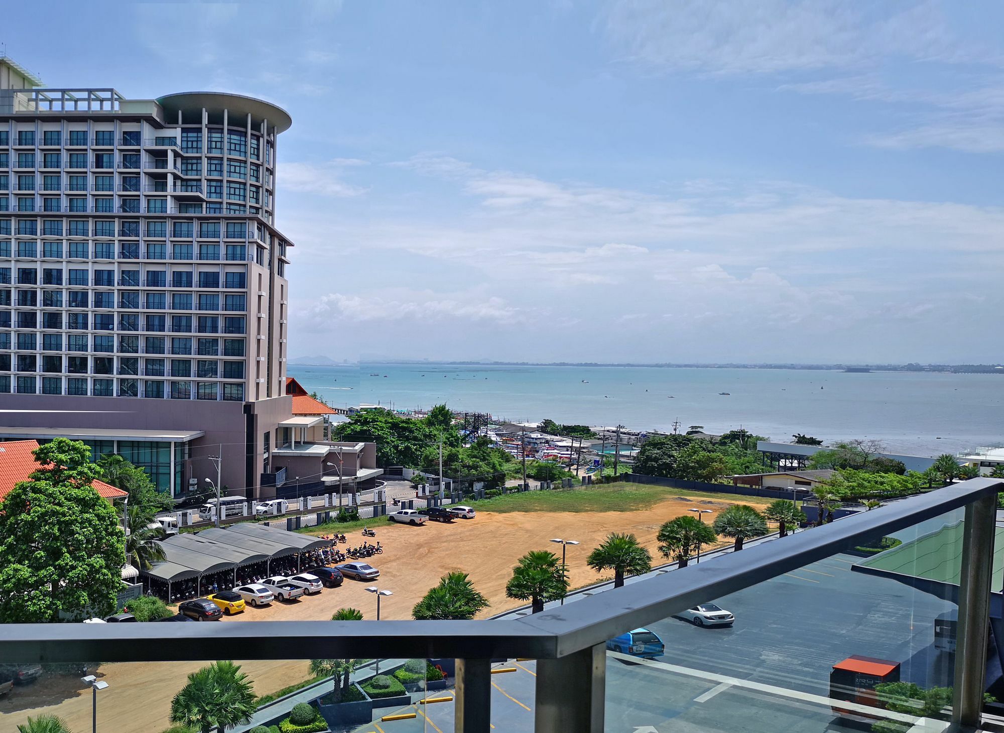Tsix5 Quarter Hotel Pattaya Buitenkant foto