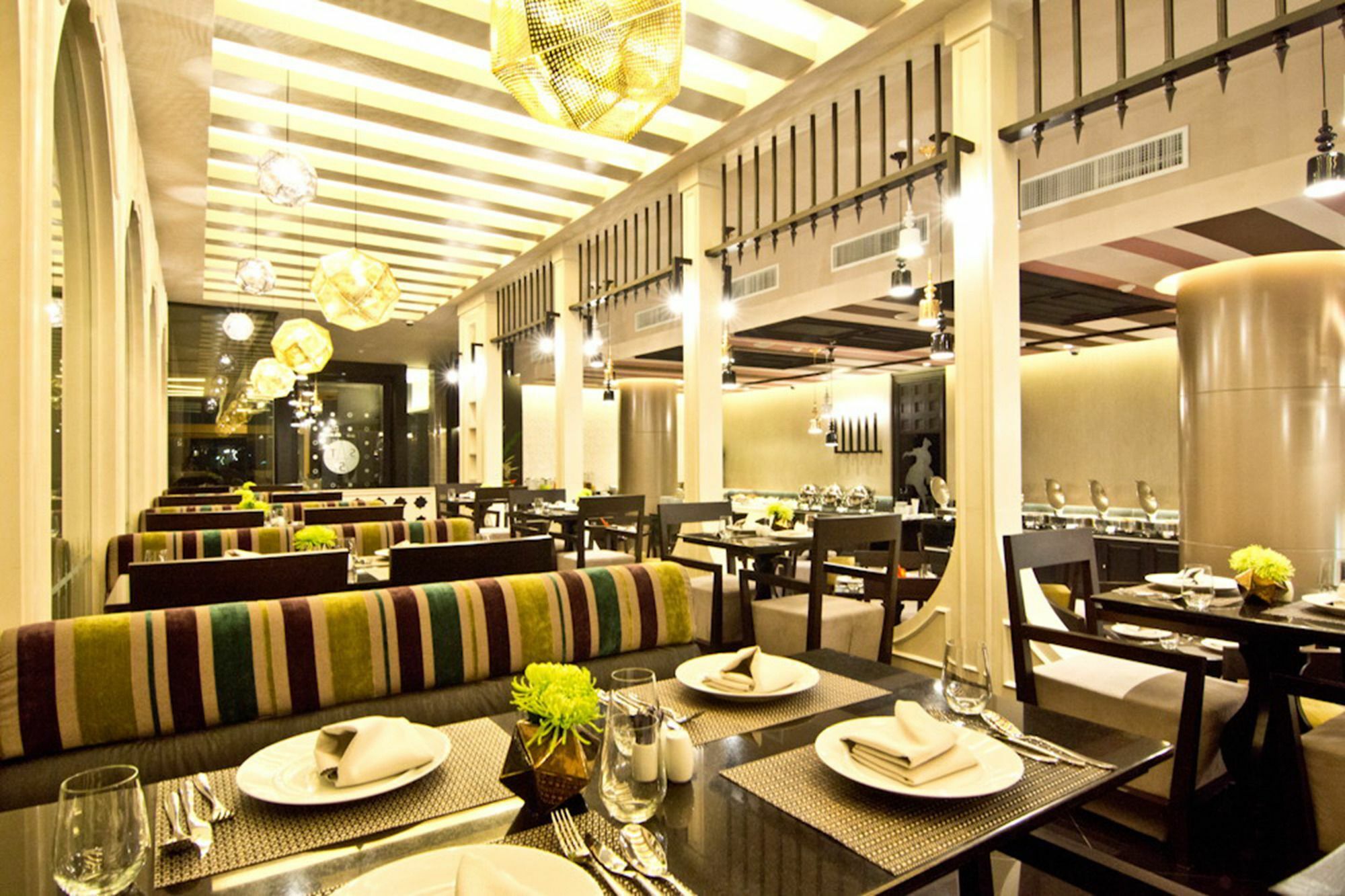 Tsix5 Quarter Hotel Pattaya Buitenkant foto