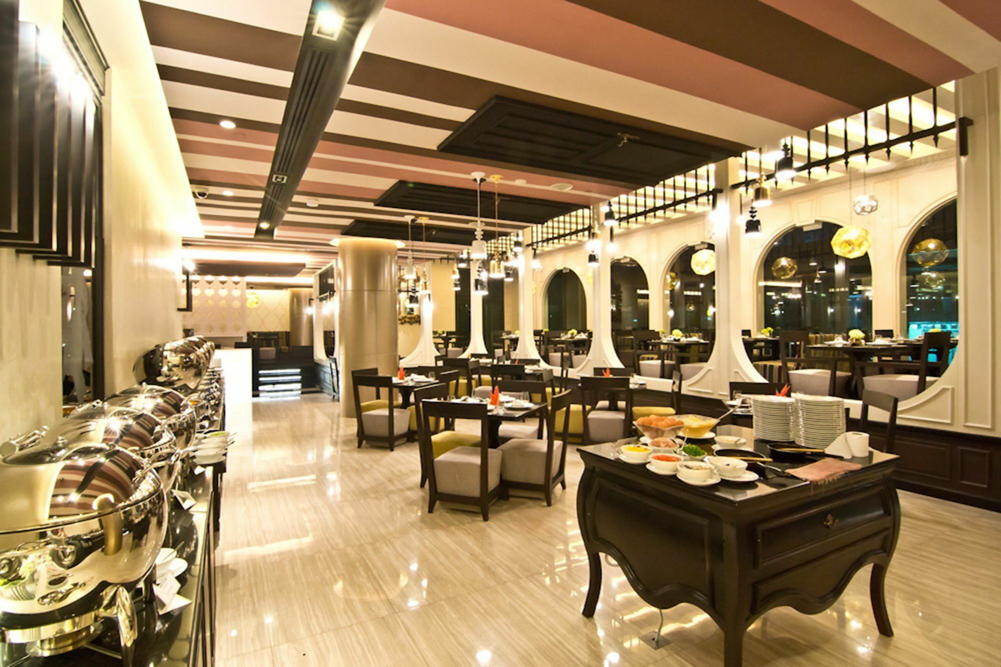 Tsix5 Quarter Hotel Pattaya Buitenkant foto